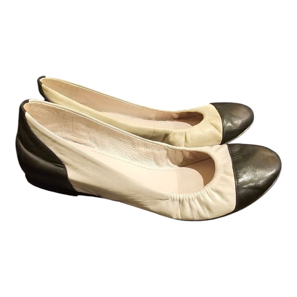 Classic Black and Cream Flats with‎ Pleating and Rounded Toe